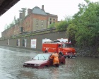 PKW in Wasser liegen geblieben, Haarnadel am Bahnhof